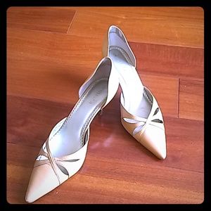 Unisa Leather Pumps Color: Cream, Size 8